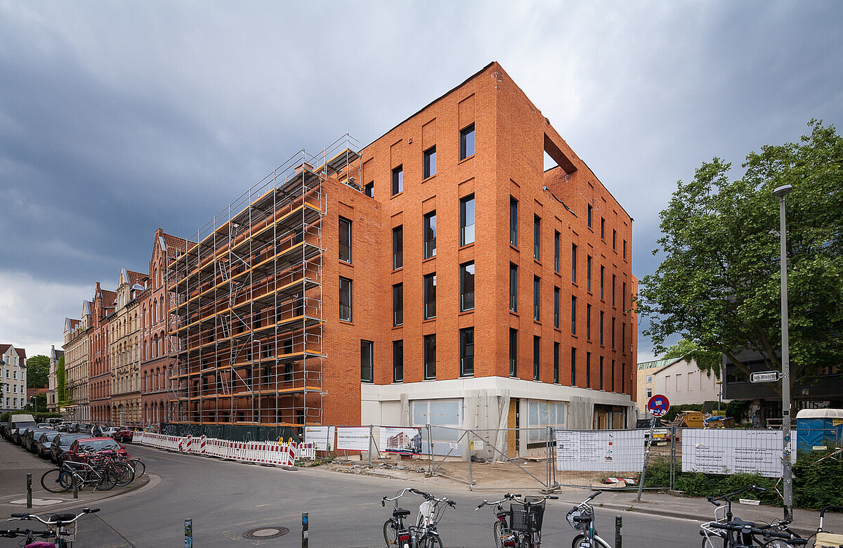 Neubau von außen, das Baugerüst ist fast verschwunden