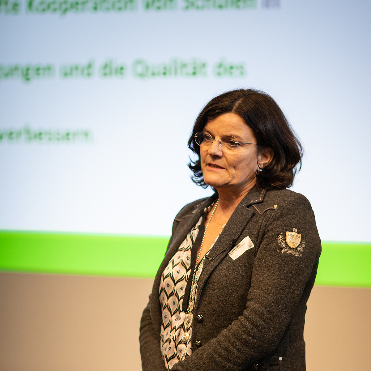 Brigitte Naber hält eine Powerpointpräsentation zum Kooperationsnetzwerk der Gesamtschulen Q-IGS.