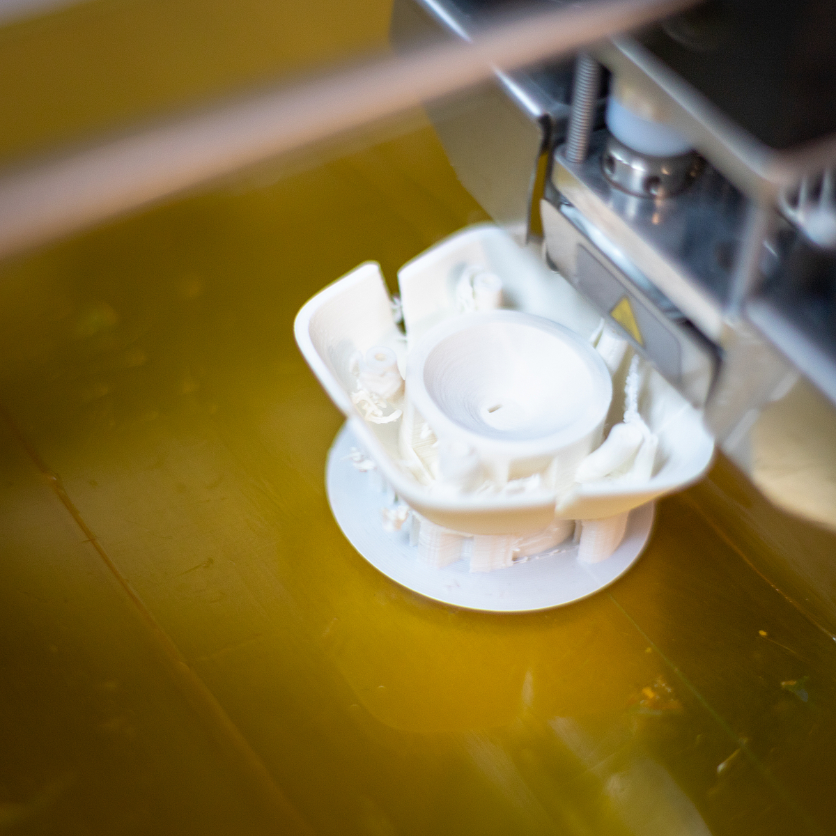 Wie aus dem Nichts wird eine fußballgroße Blüte vom 3D-Drucker erschaffen