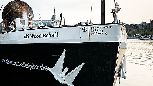 Das Wissenschaftsschiff MS Wissenschaft liegt am Ufer an