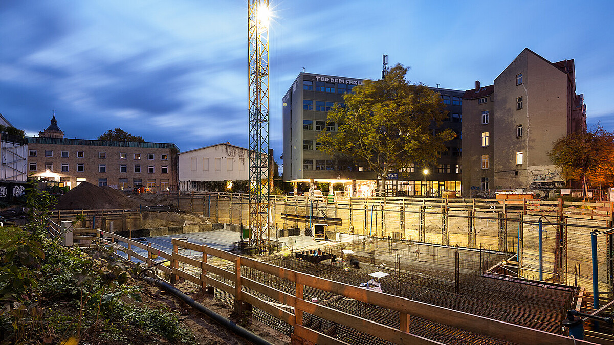 Baustelle bei Nacht: Grundplatte ist zu sehen