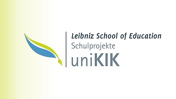 Logo uniKIK mit grünem Farbverlauf im Hintergrund