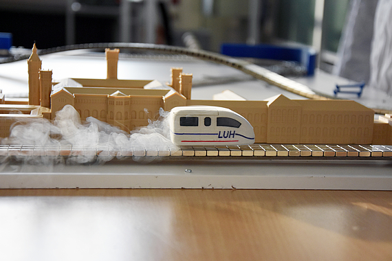 Experiment beim Leibniz JuniorLab / Magnetismus
